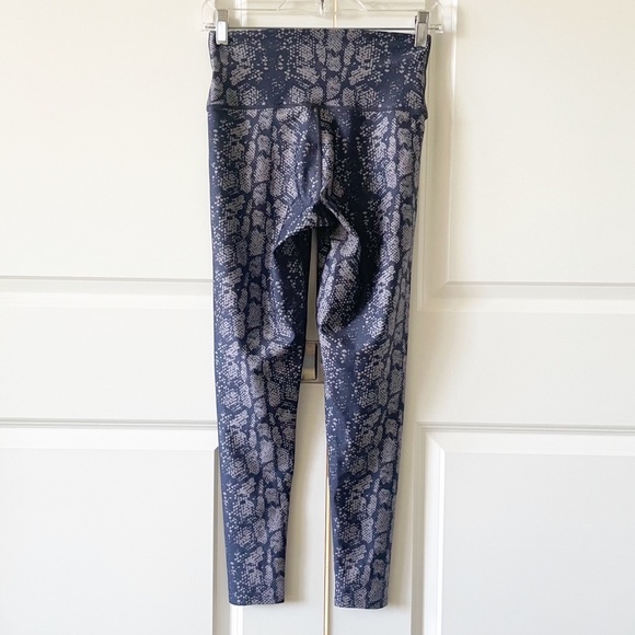 SoulCycle High Rise Milestone Sknakeskin Leggings Size Small - Picture 9 of 10